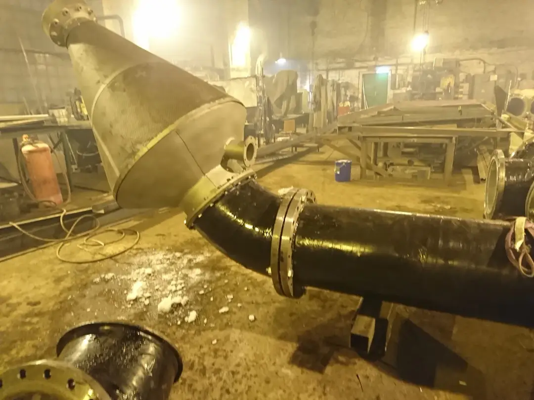 Новый водозаборный оголовок и трубопровод в сборе перед монтажом