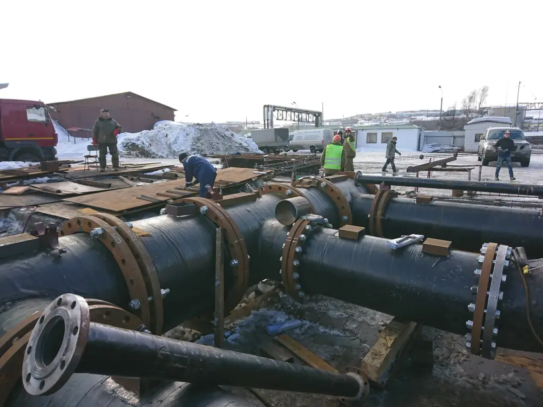Сборка секций трубопровода водозабора на берегу озера