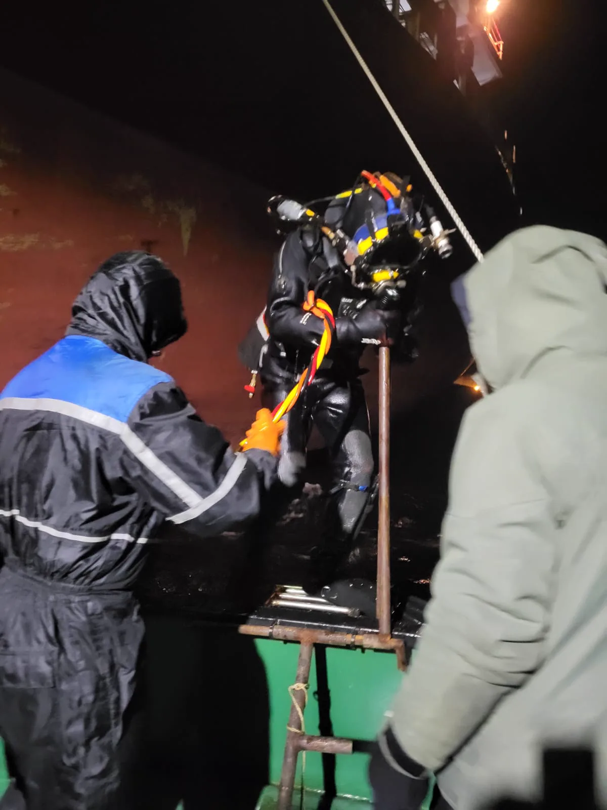Спуск водолаза силами команды