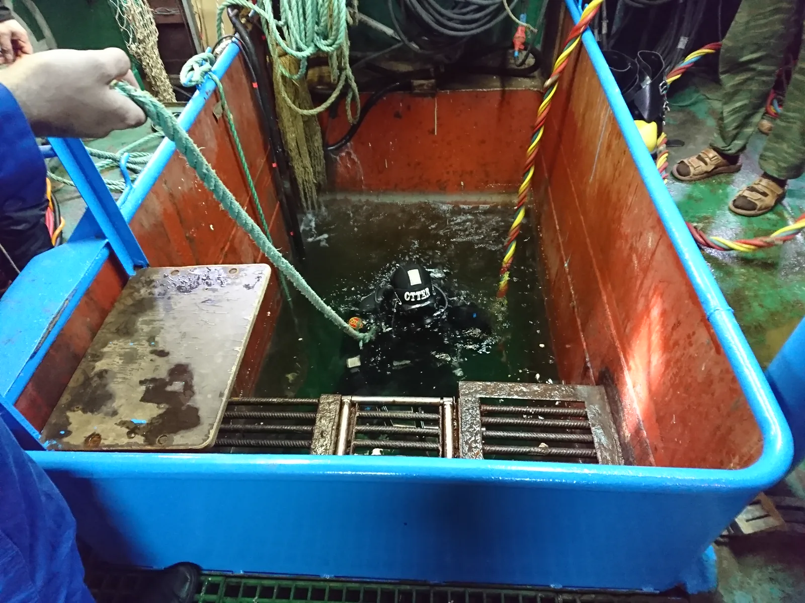 Спуск водолаза через шахту судна