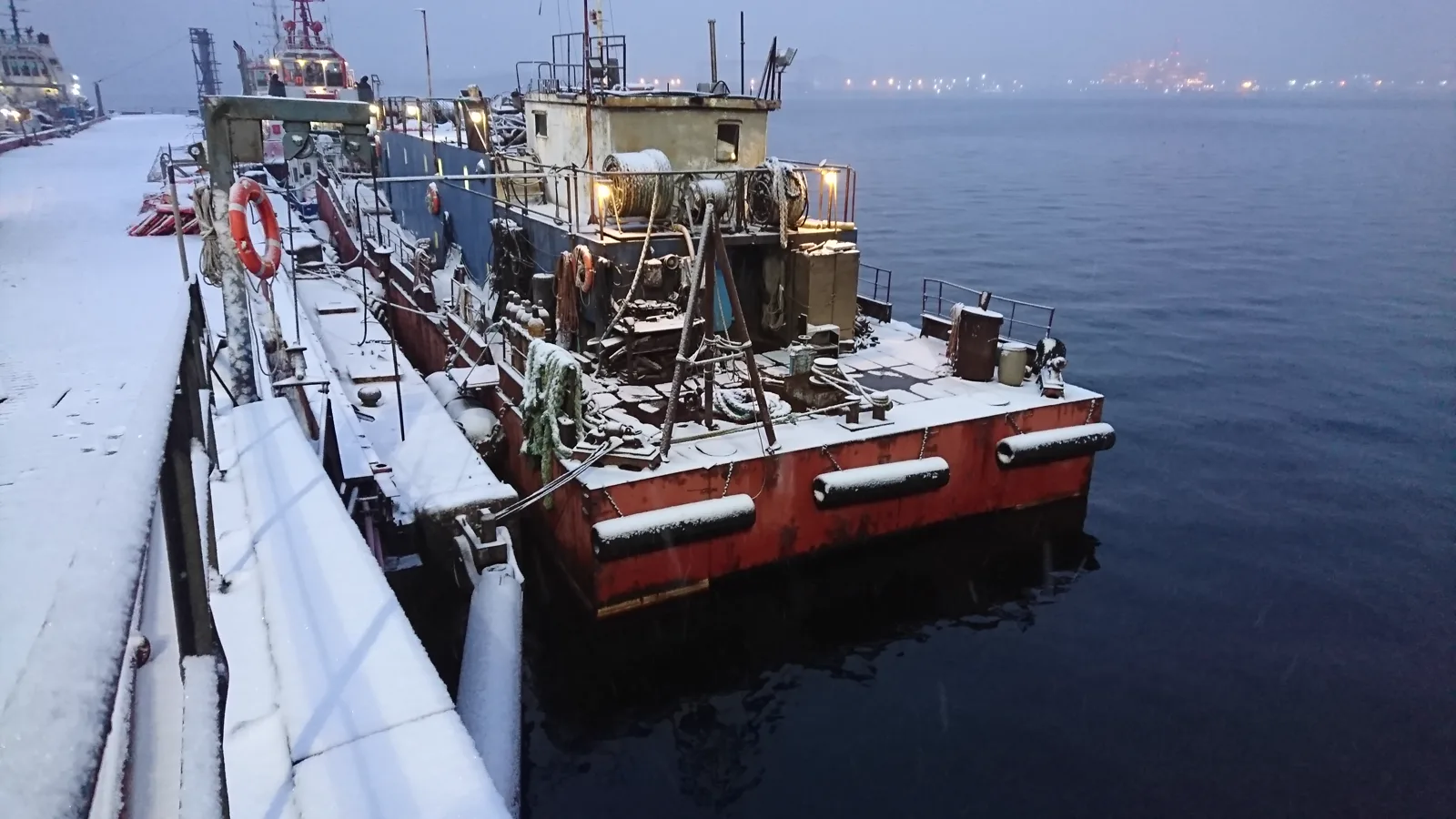 Судно для водолазных работ у причала зимой