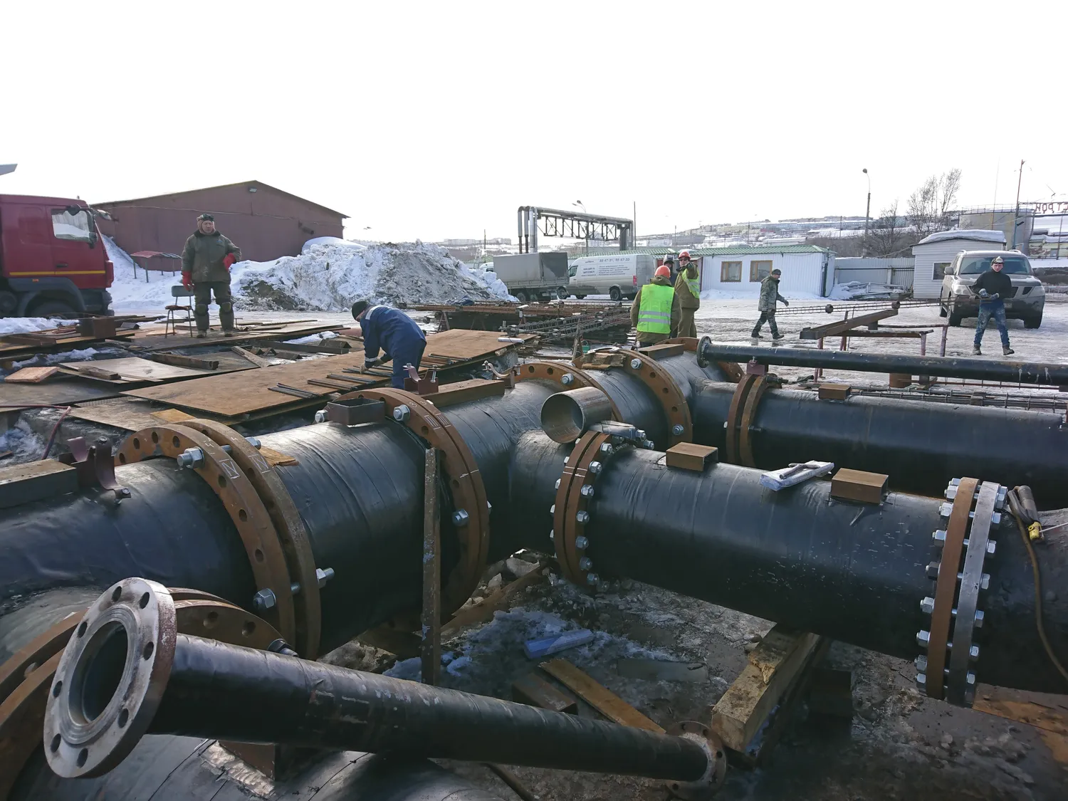 Сборка секций трубопровода водозабора на берегу озера
